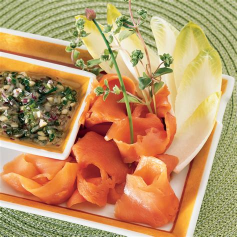 Plat de saumon fumé avec garniture d'aneth et de citron