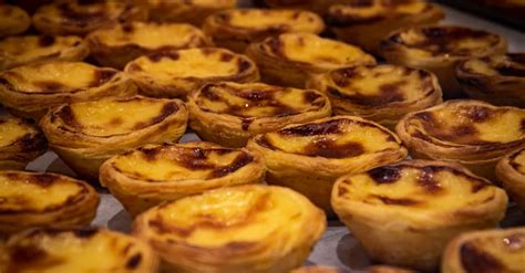 Un assortiment de pâtisseries portugaises, dont des Pastéis de Nata