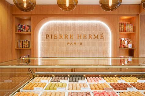 Intérieur d'une boutique Pierre Hermé avec des pâtisseries exposées