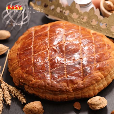 Montage d'une galette des rois avec la garniture