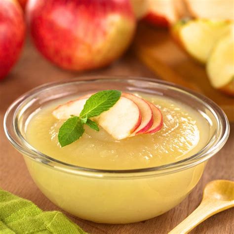 Un bol contenant de la compote de pommes, de la vanille et une touche de rhum