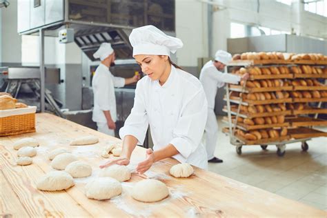 Un artisan boulanger au travail