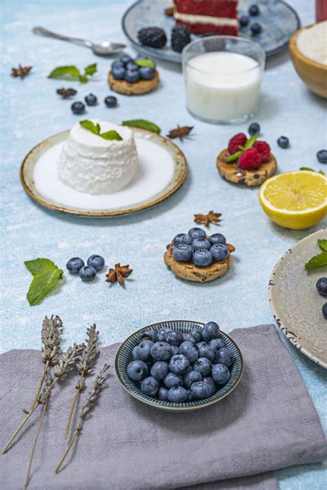Bol de fromage blanc avec des herbes fraîches