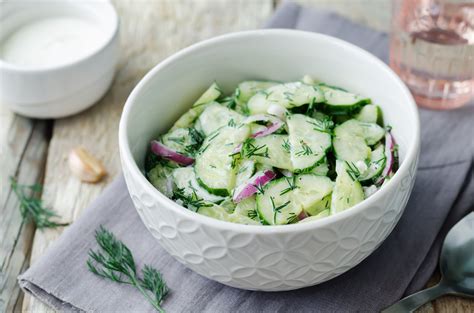 Salade de concombre, fromage blanc et œuf dur dans un bol