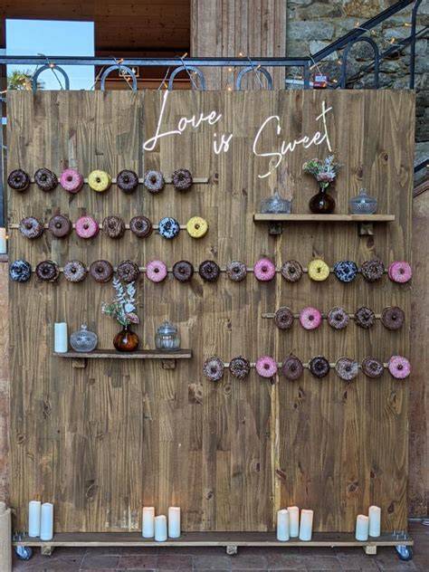 Mur de donuts avec donuts colorés et guirlandes lumineuses