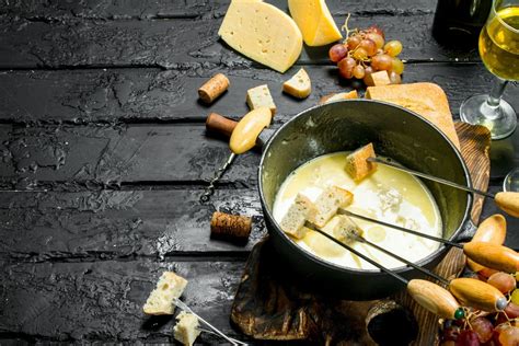 Table dressée pour une soirée fondue