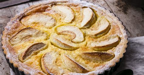 Tarte garnie de frangipane