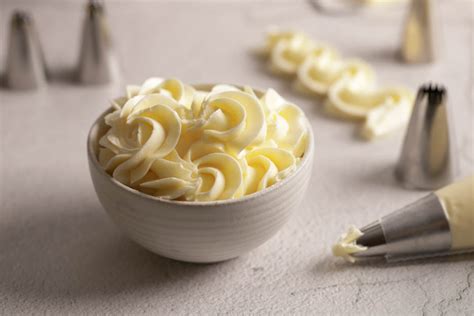 Application de crème au beurre meringue suisse sur un gâteau