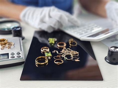 Expert en rachat d’or évaluant un bijou précieux à Bayonne