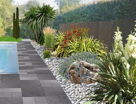 Jardin zen avec des galets de marbre blanc et des plantes vertes