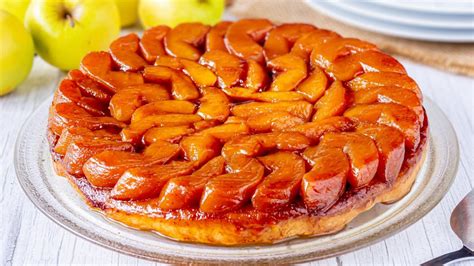 Vue aérienne d'une immense tarte tatin en cours de préparation ou de démoulage