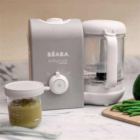 Babycook gris en action, préparant une purée pour bébé