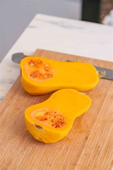 Préparation de la courge butternut coupée en deux et prête à farcir