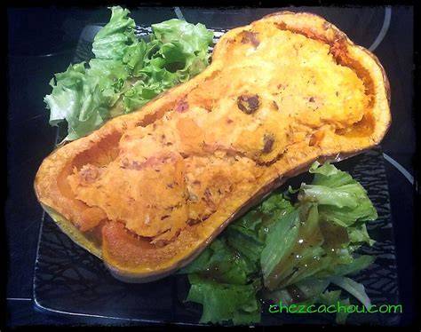 Plat complet : courge butternut farcie accompagnée de salade verte croquante