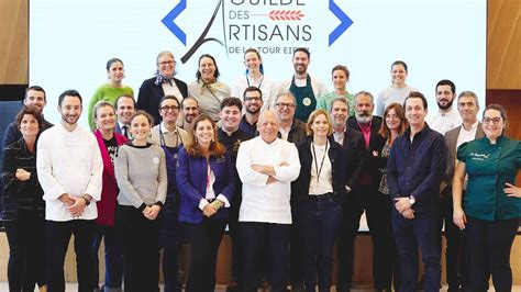 Artisans provençaux présentant leurs produits