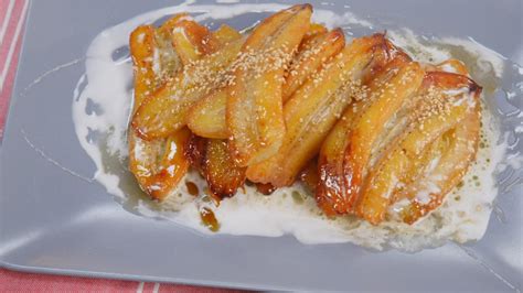Bananes caramélisées dans un moule à tarte