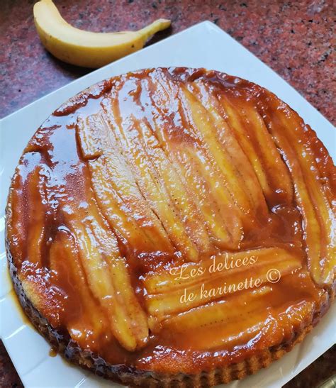 Tarte Tatin banane démoulée sur un plat de service