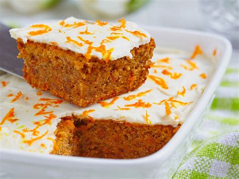 Gâteau à la carotte avec des noix et de la cannelle