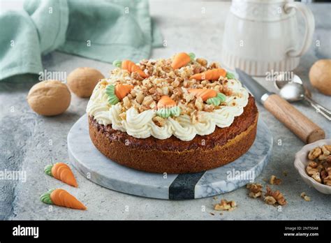 Gâteau à la carotte décoré avec du glaçage et des noix