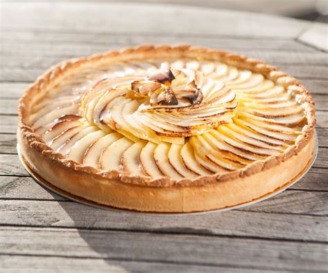 Une tarte aux pommes avec une garniture crémeuse de type cheesecake