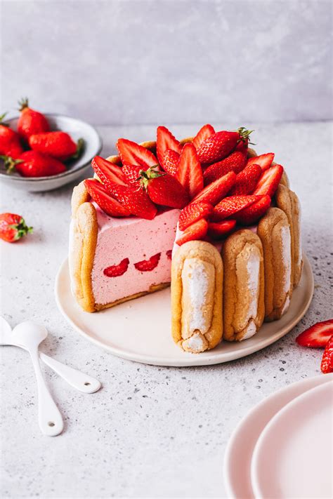 Charlotte aux fraises dressée sur une assiette