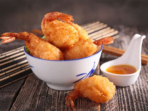 Assiette de beignets de crevettes avec sauce