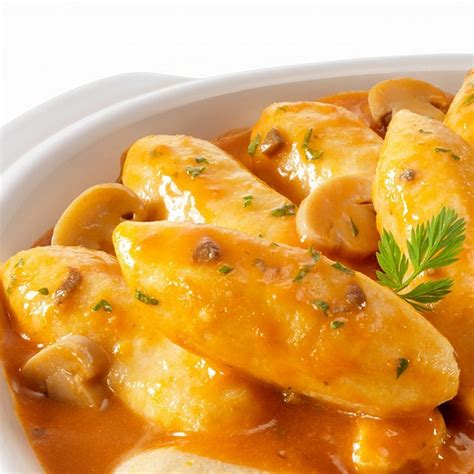 Plat à gratin avec quenelles, sauce et fromage