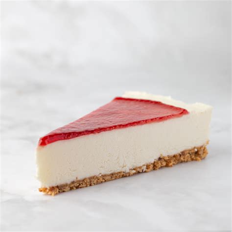 Un cheesecake New-Yorkais entier, magnifiquement décoré de fruits rouges