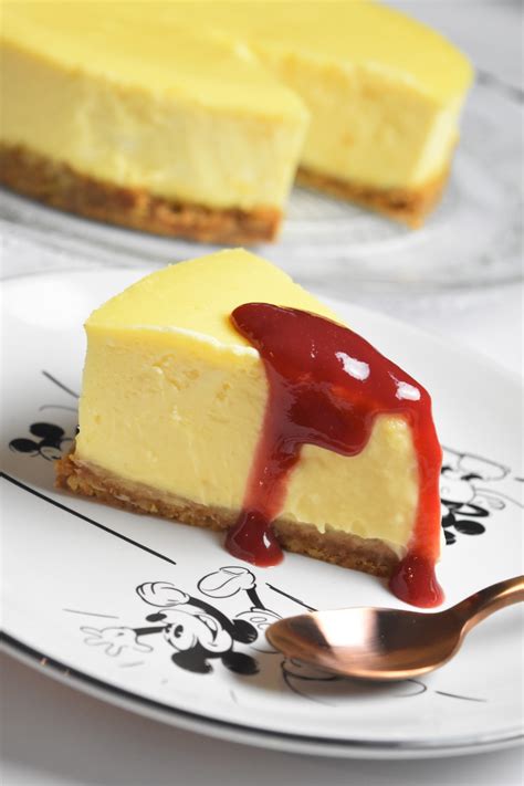Un cheesecake New-Yorkais reposant dans un réfrigérateur