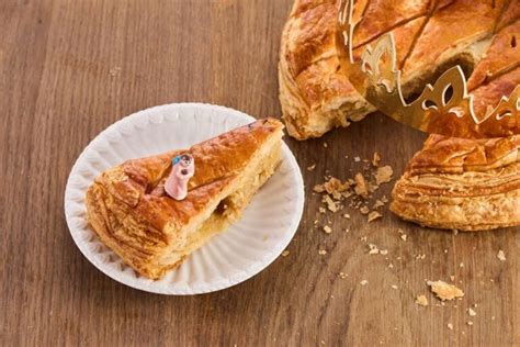 Assemblage de la galette des rois avec fève