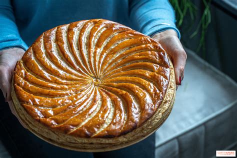 Galette des rois sortant du four