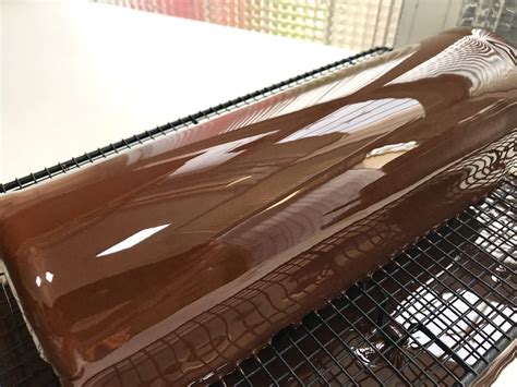 Glaçage miroir sur un entremets