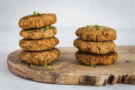 Vue rapprochée d'un blender rempli d'ingrédients pour galettes de lentilles