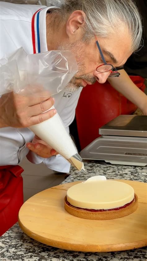 Nicolas Bernardé en train de décorer une pâtisserie
