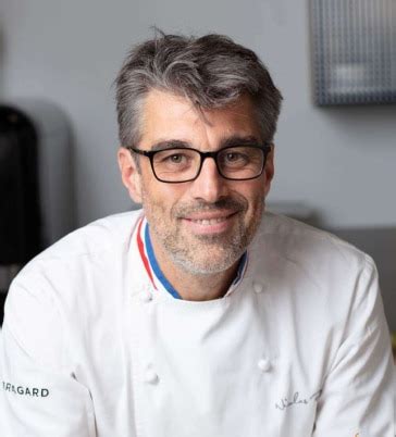 Nicolas Bernardé présentant ses créations de cakes