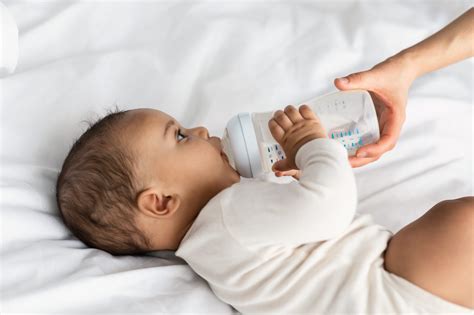 Nourrisson buvant un biberon