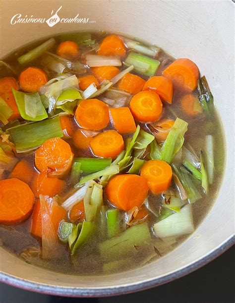 Casserole avec des poireaux, carottes et vin blanc