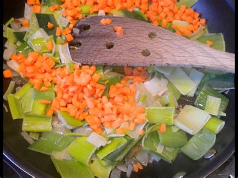 Assiette de fondue de poireaux et carottes garnie de piment d'Espelette