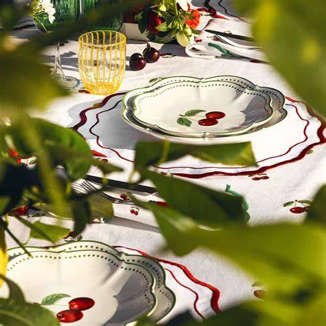 Assiette à crêpes colorée et festive sur table