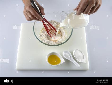 Lait de coco versé dans un saladier avec des épices