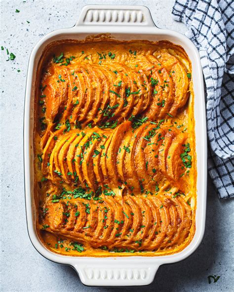 Gratin de courge et patate douce au lait de coco, garni de cacahuètes concassées