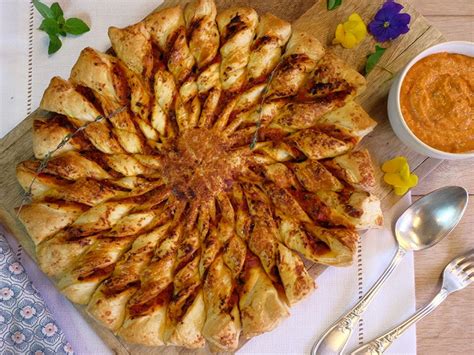 Une tarte soleil coupée en rayons torsadés