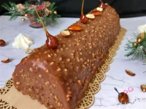 Bûche de Noël pralinée décorée