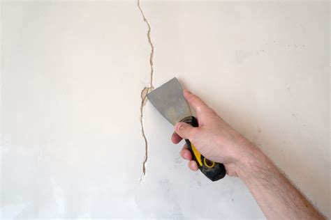 Diagramme montrant comment ouvrir une fissure en V avant application de mastic