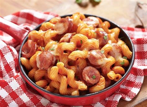 Robot cuiseur Cookéo avec un plat de pâtes et saucisses