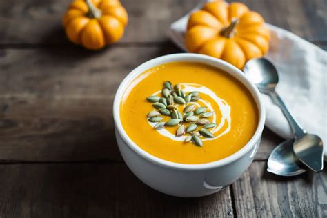 Bol de velouté de citrouille avec une cuillère