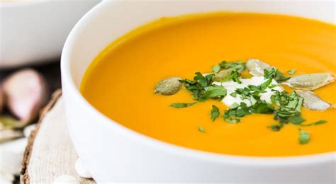 Garnitures variées pour un velouté de citrouille