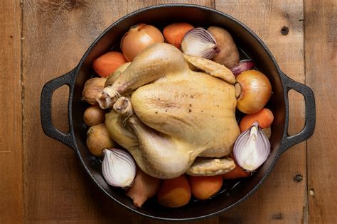 Une cocotte recouverte sur une plaque de cuisson dans un four