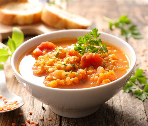 Bol de soupe de lentilles corail avec coriandre et citron vert