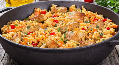 Plat fini de poulet à l'espagnole avec riz